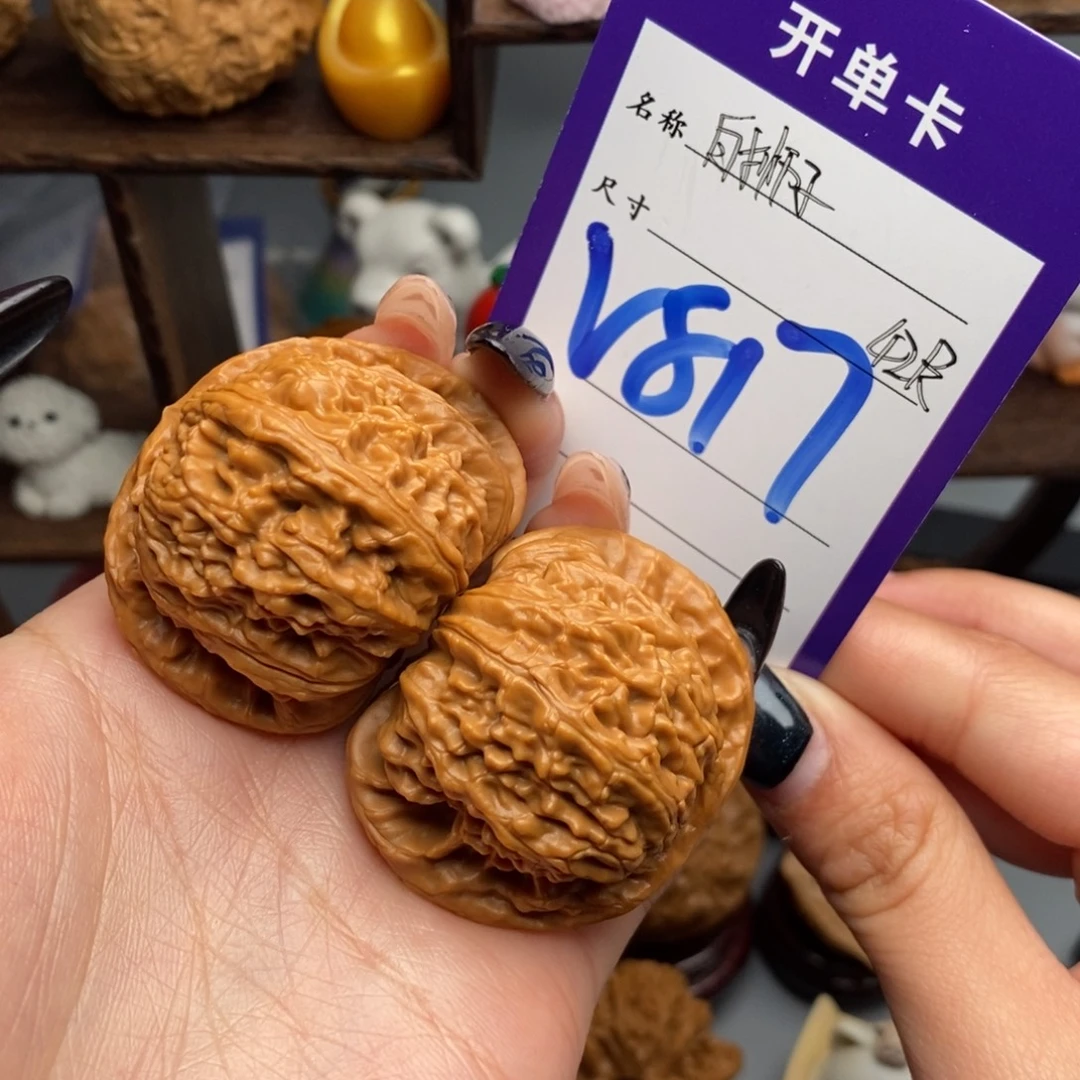 文玩核桃吊坠白狮子