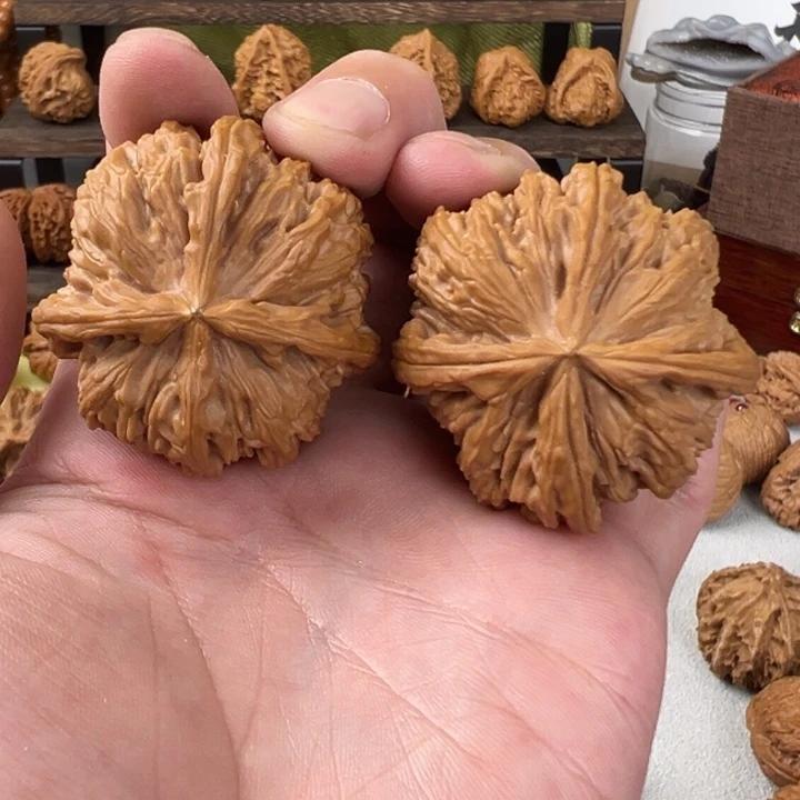 特***生文玩核桃吊坠白狮子四棱