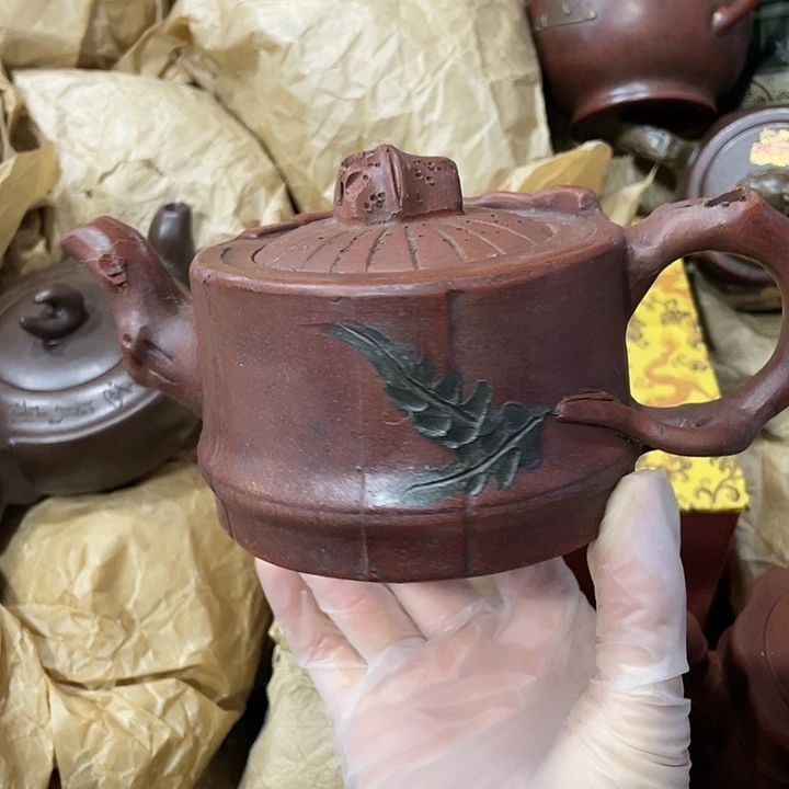 紫砂茶壶原矿泥料，手工制作的一把紫砂壶。