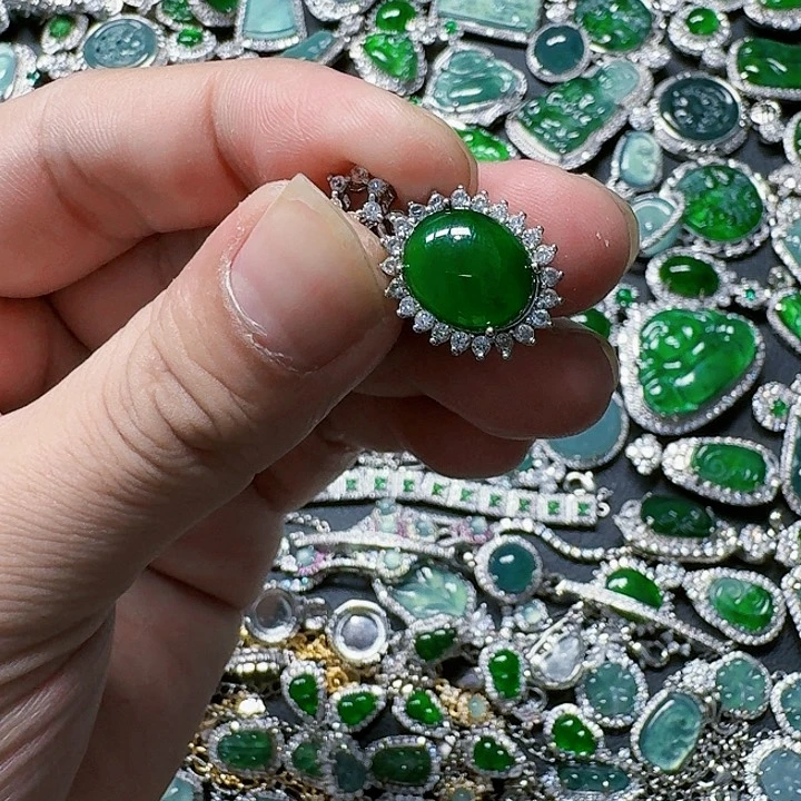 翡翠颈饰未镶嵌天然A货翡翠放漏