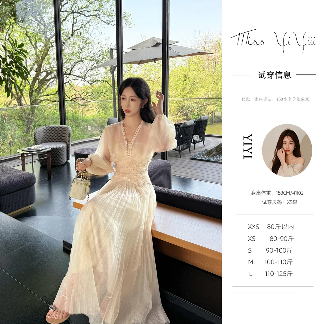 【秀场美神】<中秋国庆大狂欢>复古宫廷风镂空V领上衣高腰半身裙