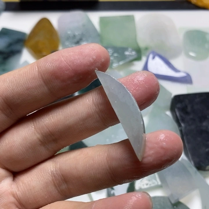 打***山翡翠未镶嵌颈饰材料