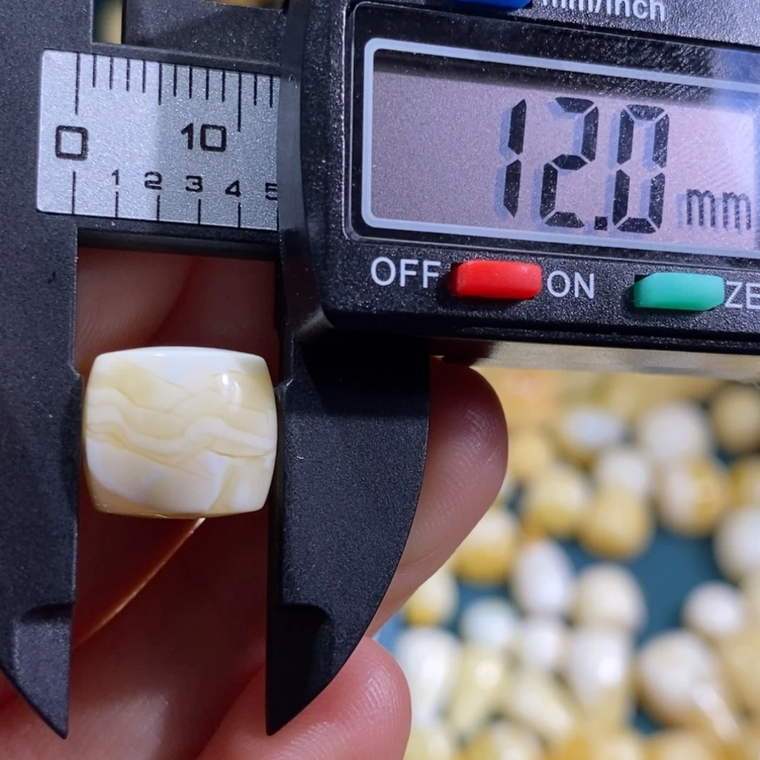 蜜蜡裸石未镶嵌配饰