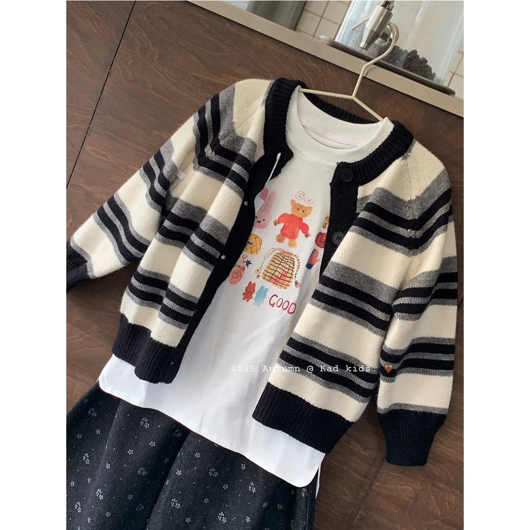 V5122-条纹开衫毛衣+K5100-卡通白T+V5121-碎花牛仔裤