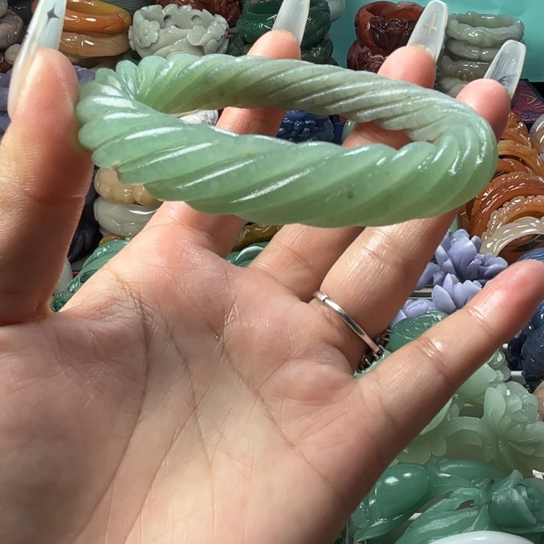 石英质玉未镶嵌雕花手镯