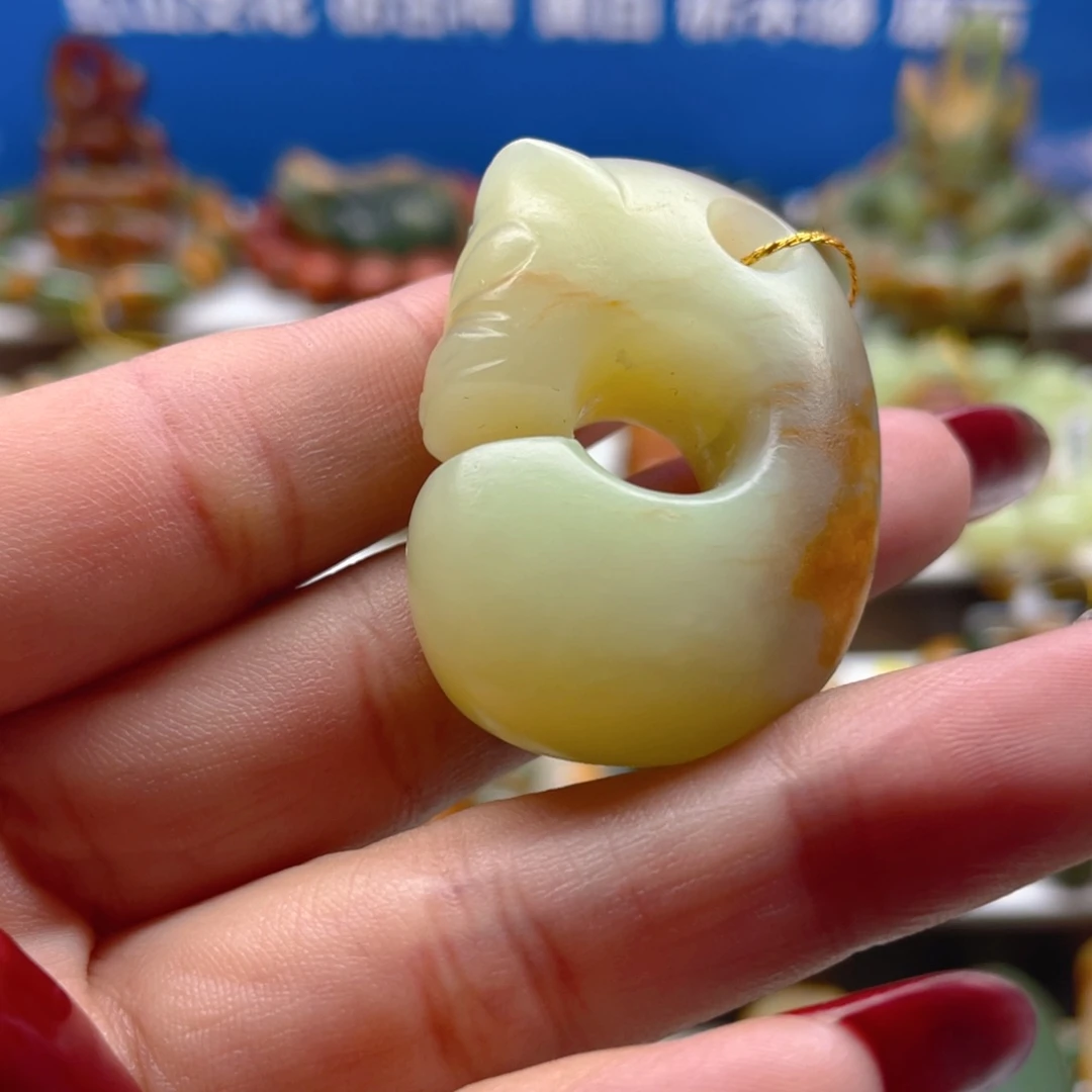 透闪石质玉未镶嵌挂件