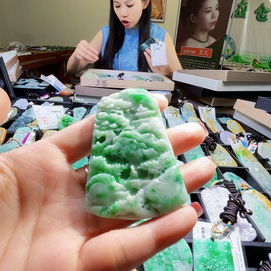 翡翠未镶嵌颈饰一个