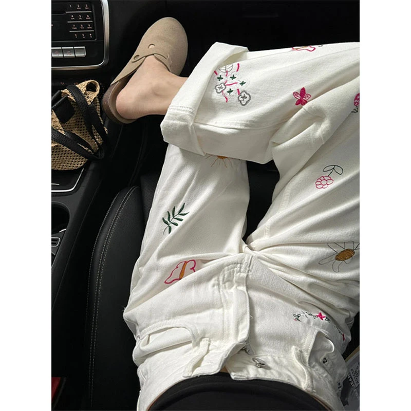300斤特大码女装胖mm涂鸦刺绣春秋款宽松直筒百搭简约阔腿牛仔裤