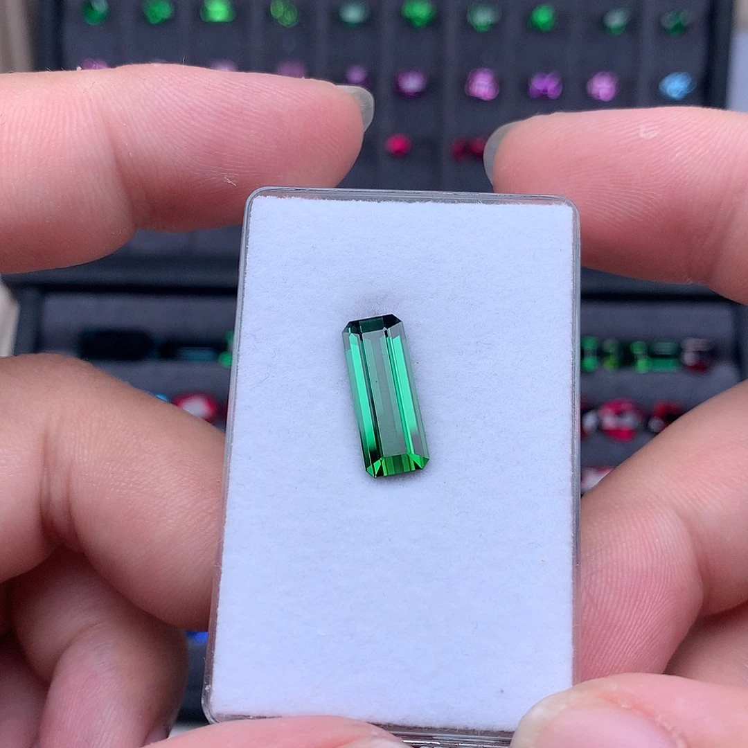 艾****未镶嵌裸石碧玺精品电光绿4.065ct 6.6*16.6