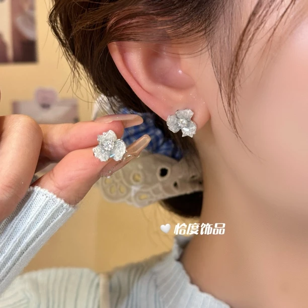 铜合金合成锆石耳饰 【恰度】清新独特渐变色蓝恋花锆石耳钉B198