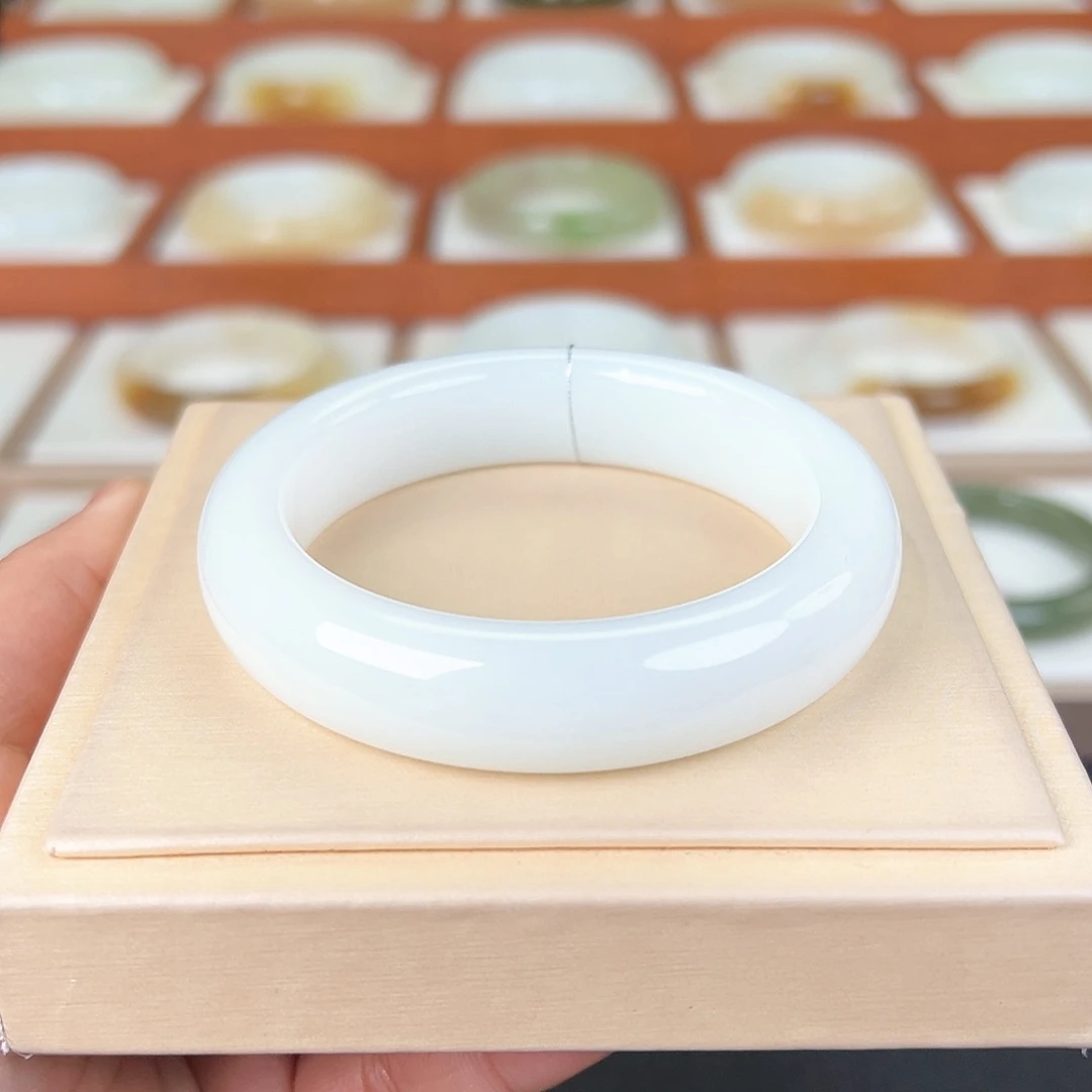 和田玉手镯未镶嵌白玉