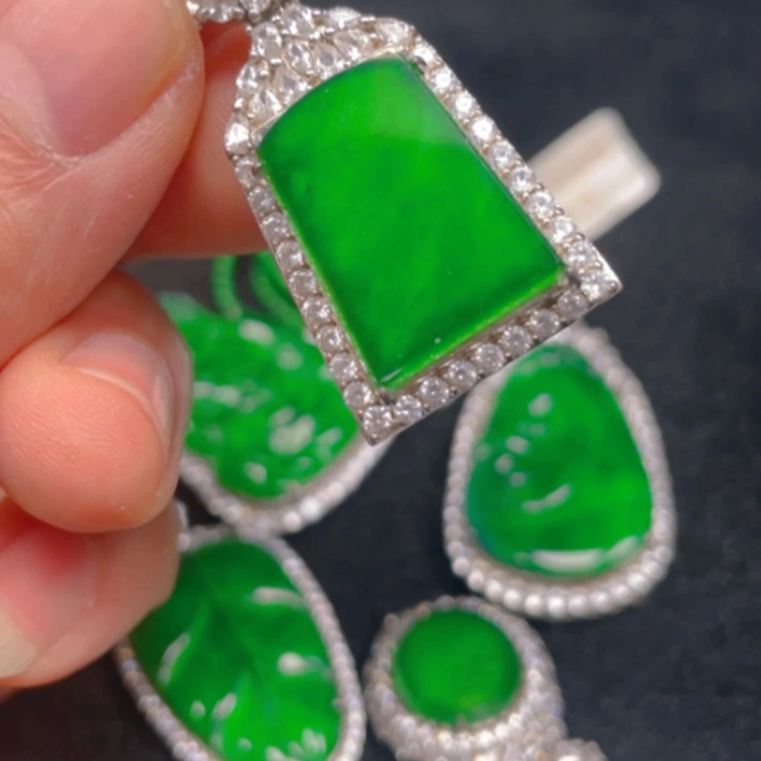 【闪购商品】颈饰银S925镶嵌翡翠吊坠