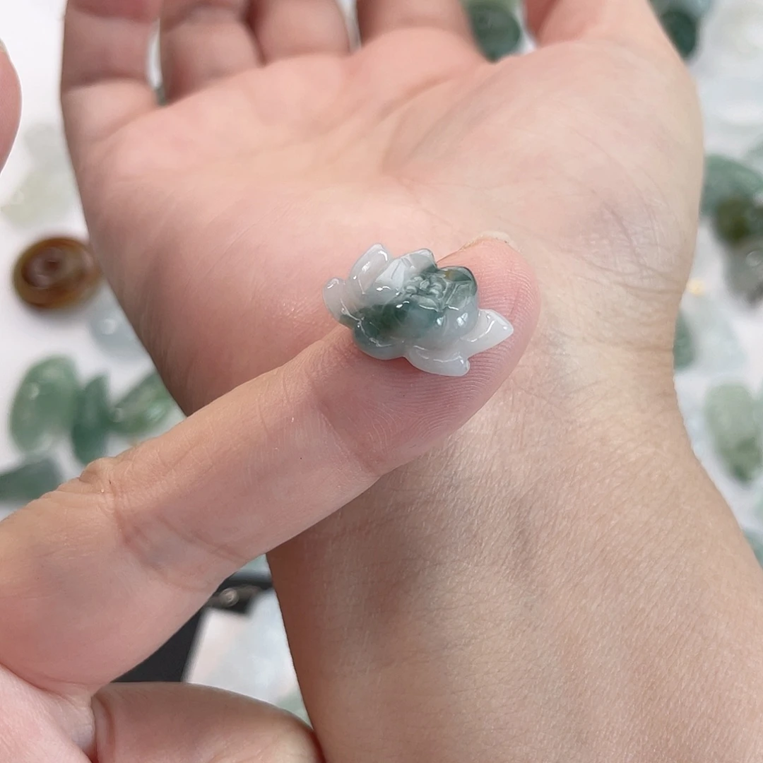 翡翠未镶嵌颈饰莲花