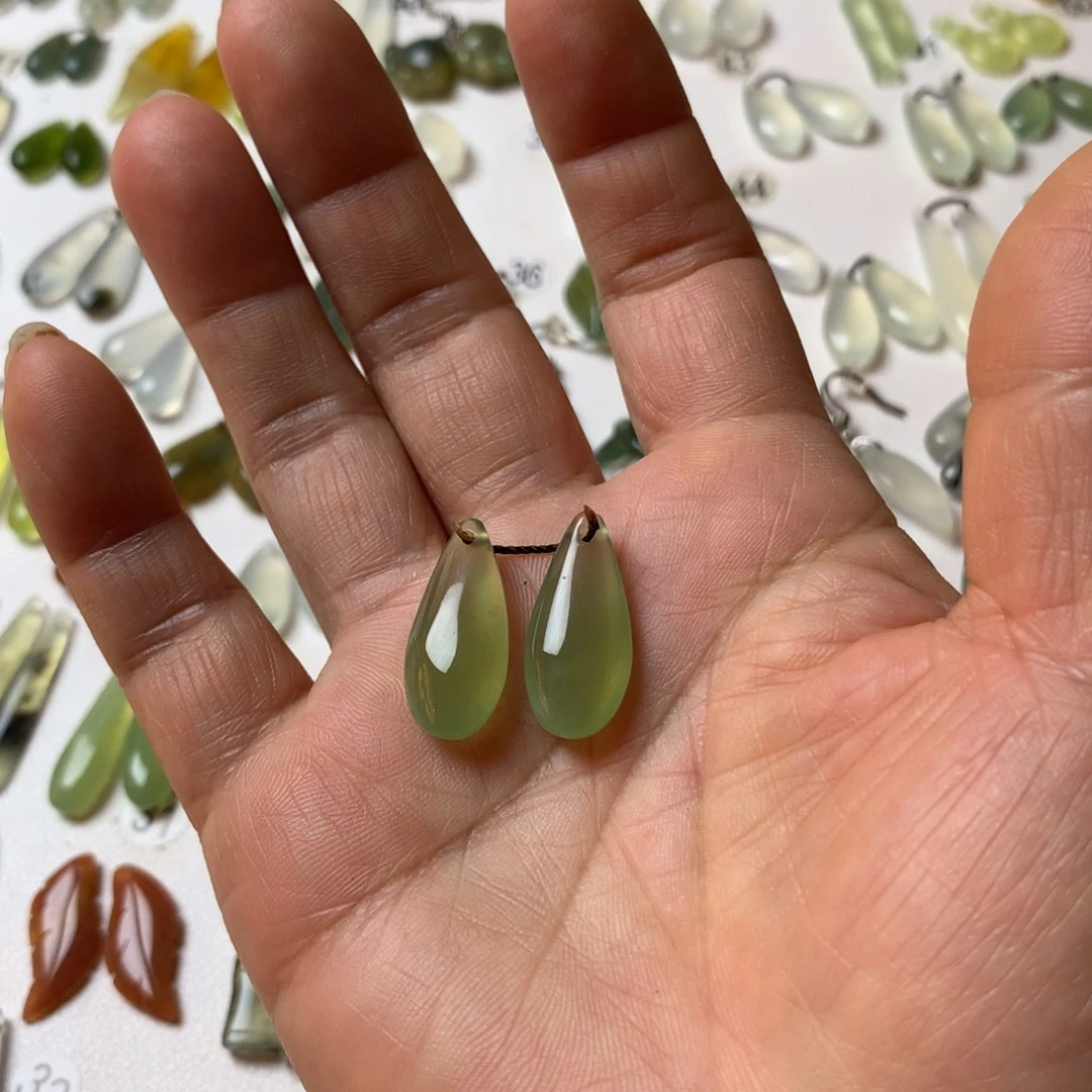 C***察蛇纹石玉未镶嵌耳坠