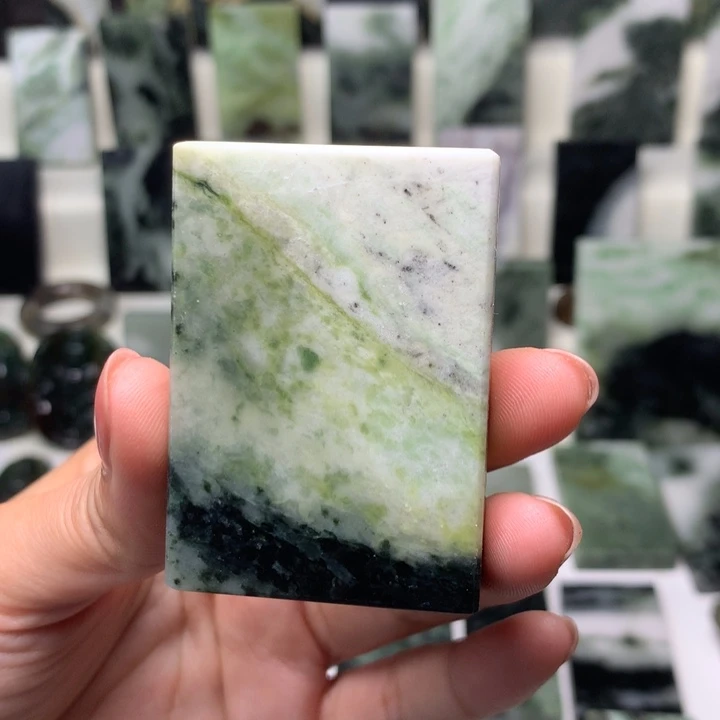 独山玉颈饰未镶嵌