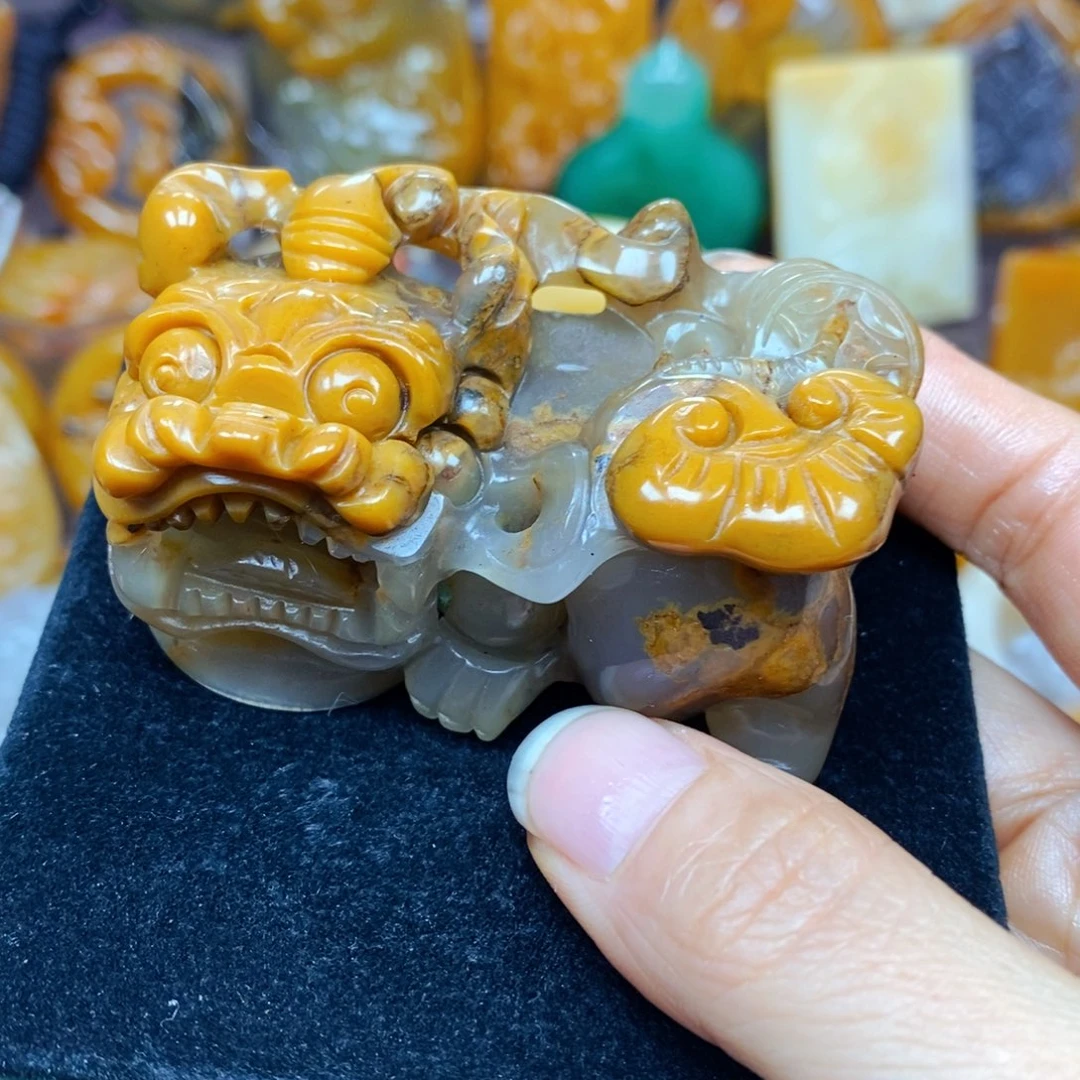 未镶嵌石英质玉（黄龙玉）颈饰