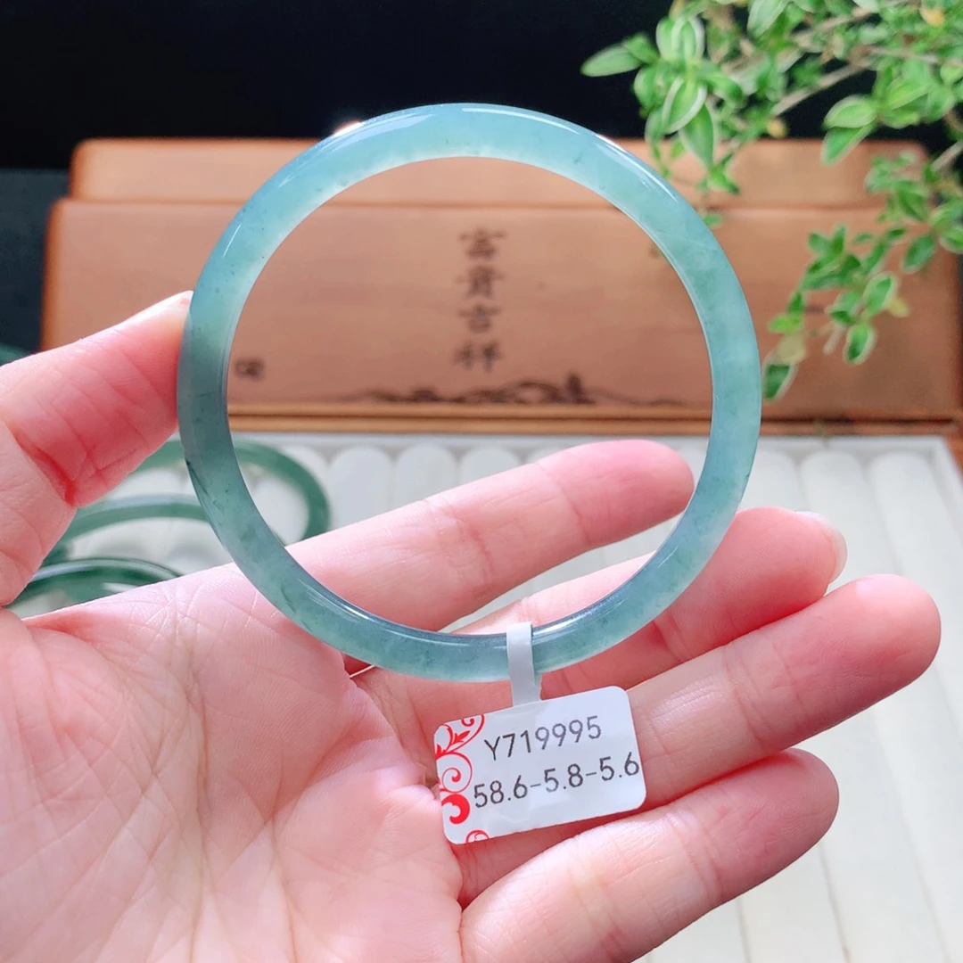 未镶嵌手镯（圆镯）翡翠