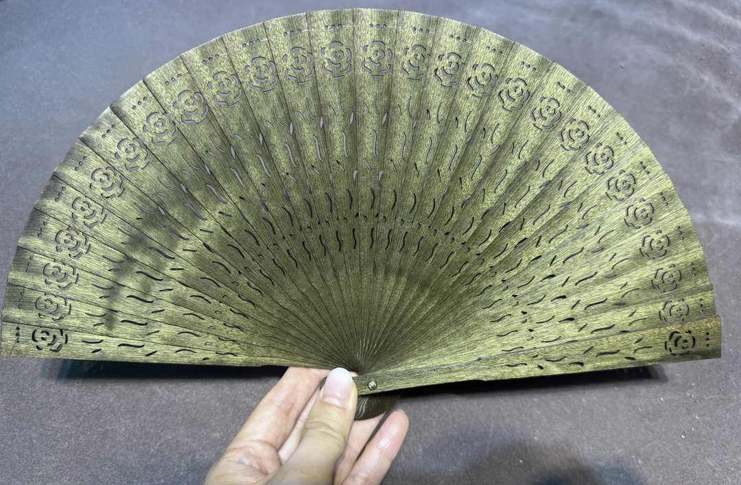 18厘米尺寸，阴沉绿料镂空雕花工艺花开富贵扇子。