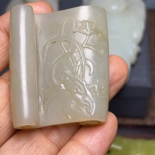 小***程和田玉未镶嵌颈饰