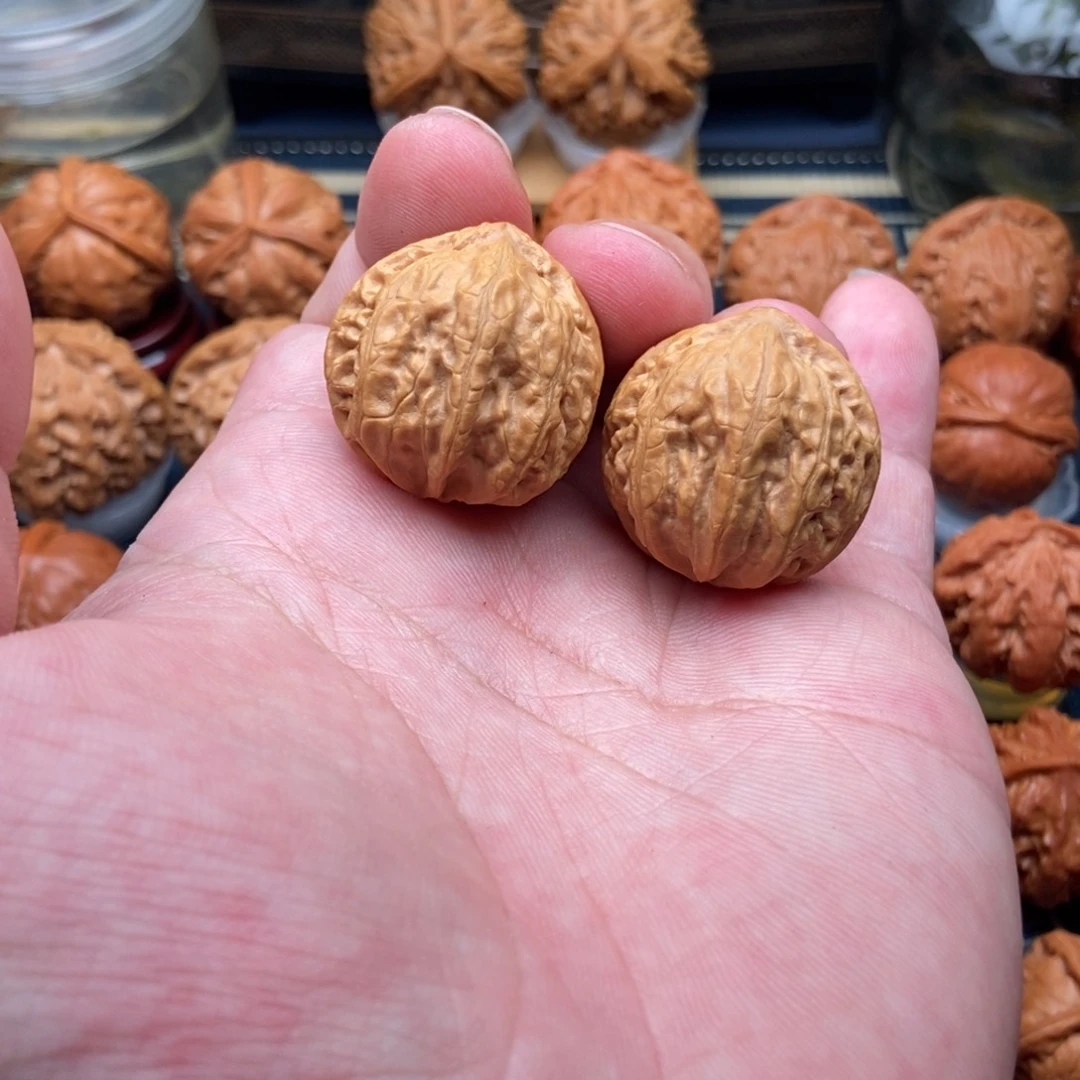 文玩核桃把件玉玲珑