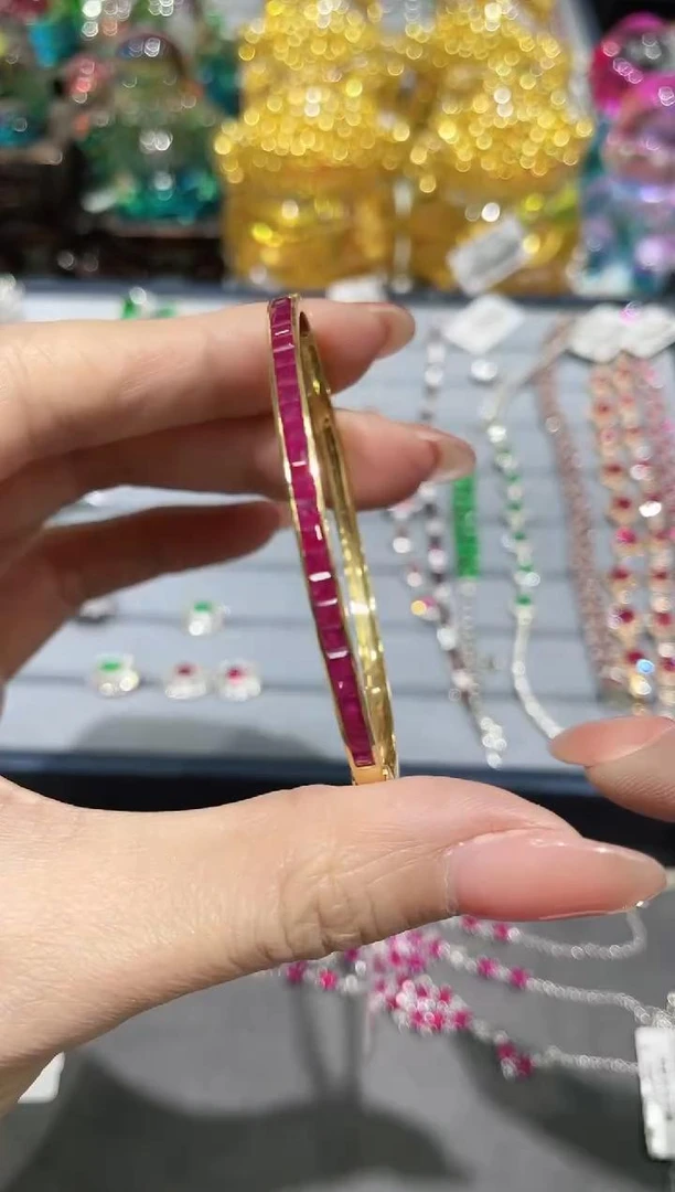 18K金镶嵌天然红宝石手镯无边镶嵌款