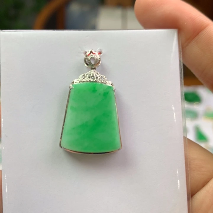 颈饰18K金镶嵌翡翠翡翠吊坠