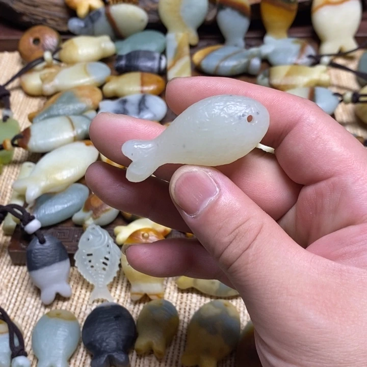 蛇纹石玉未镶嵌颈饰