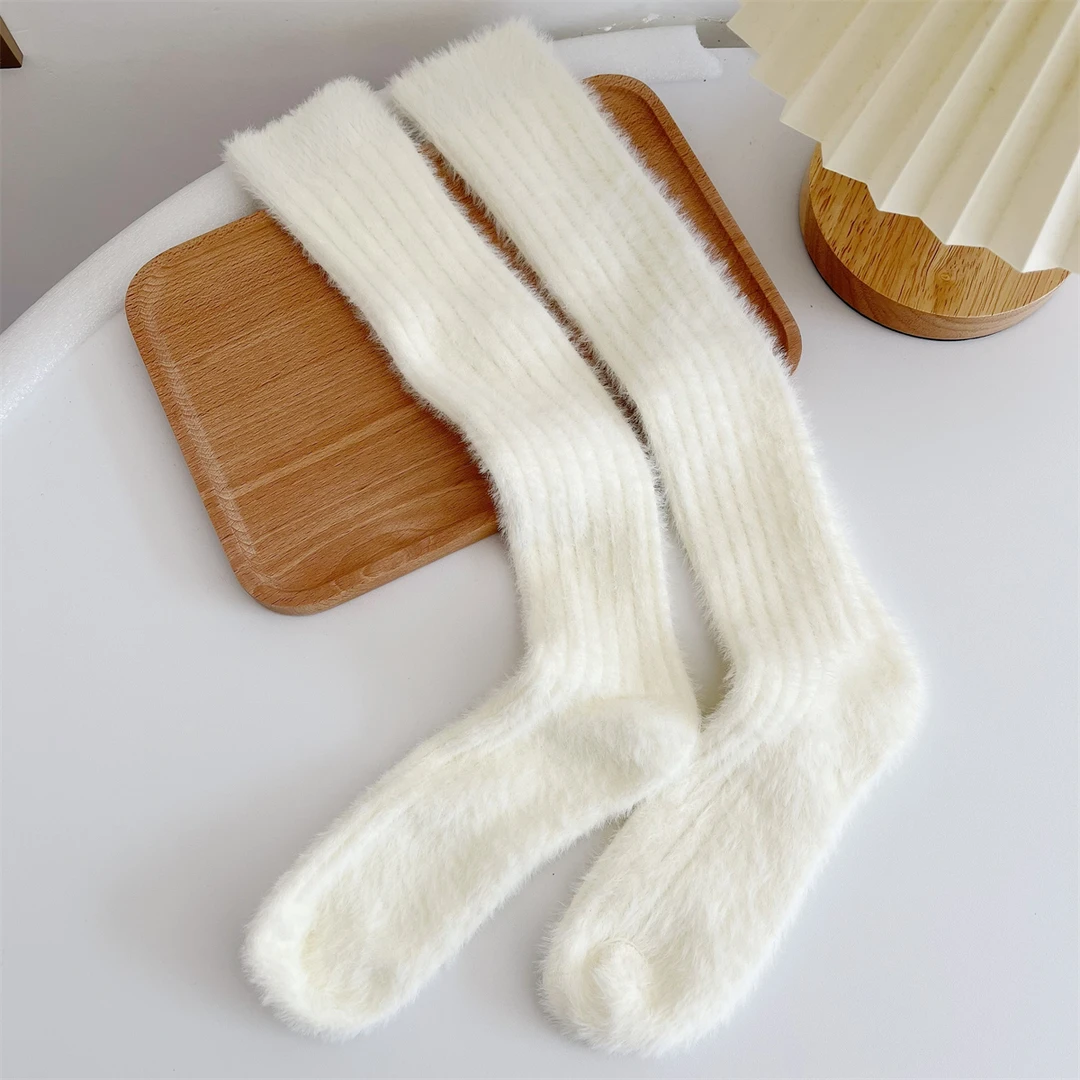 软糯黑白色毛绒袜子女中筒袜ins潮复古日系少女小腿袜堆堆秋冬季