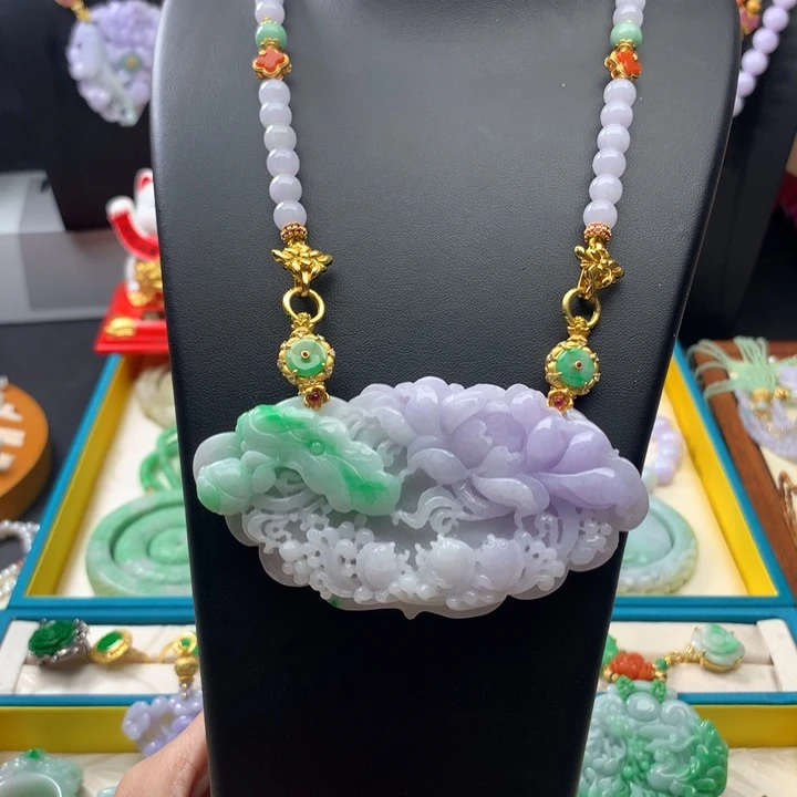 翡翠颈饰未镶嵌翡翠荷叶鱼