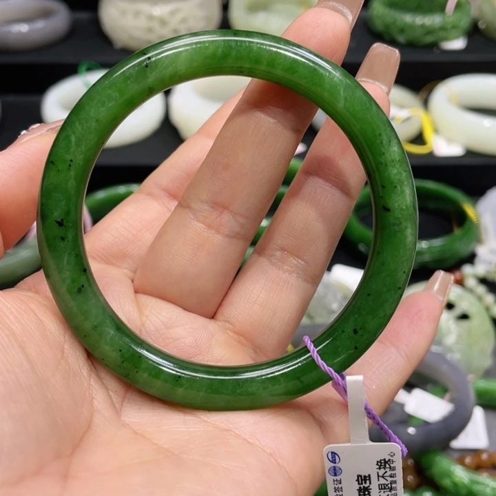 和田玉手镯57+圈口。编号62未镶嵌