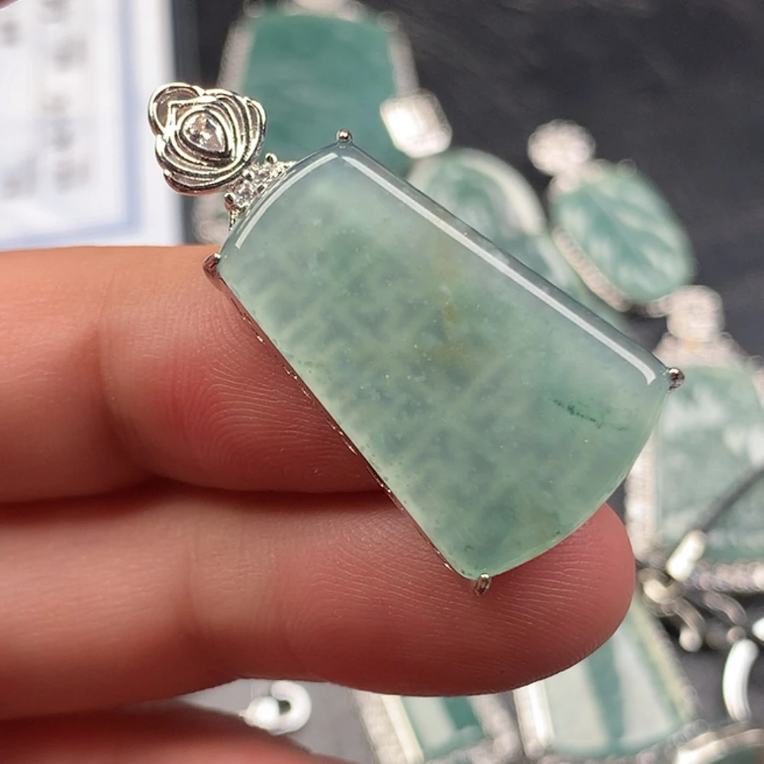 翡翠未镶嵌颈饰无事牌