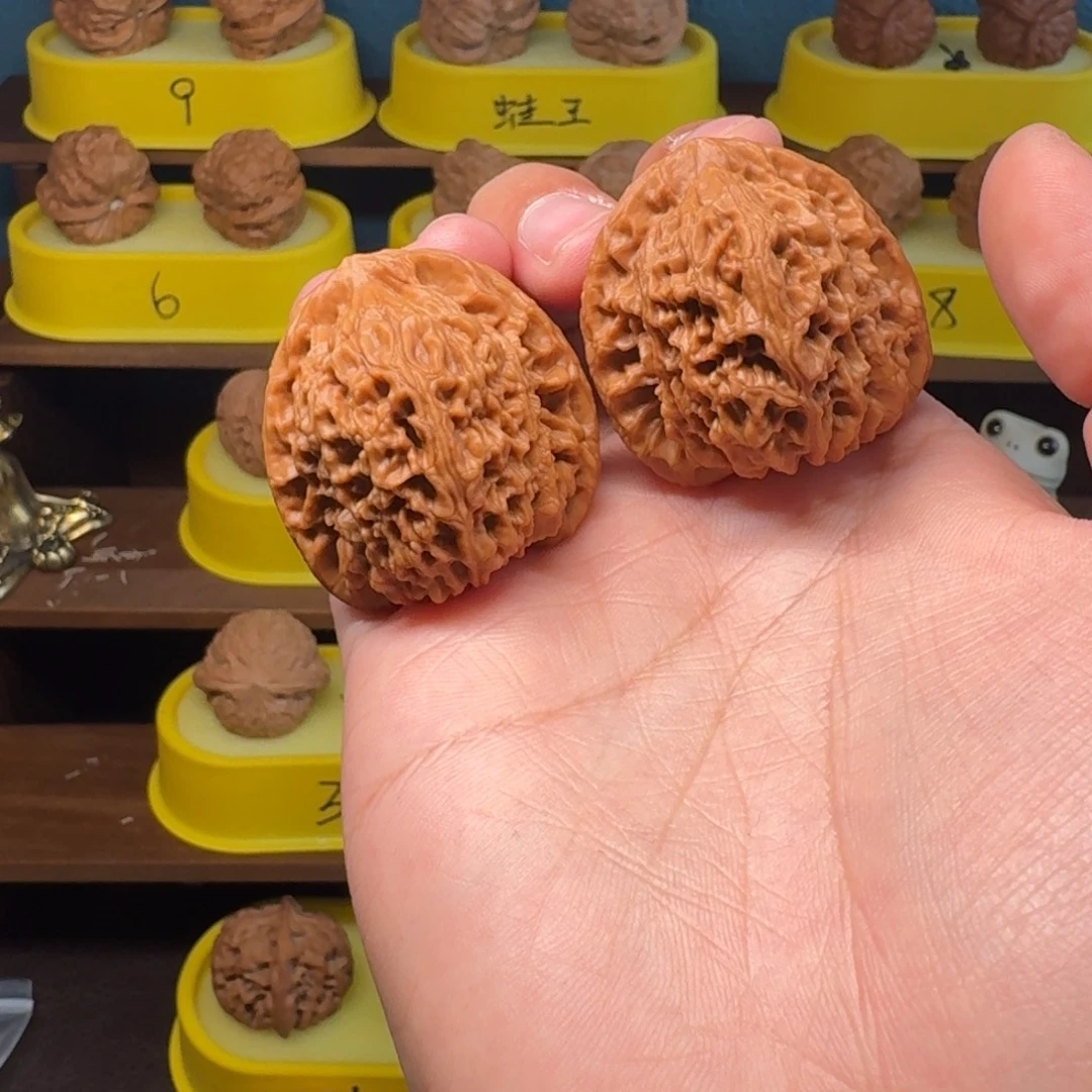 文玩核桃把件南疆石边 37