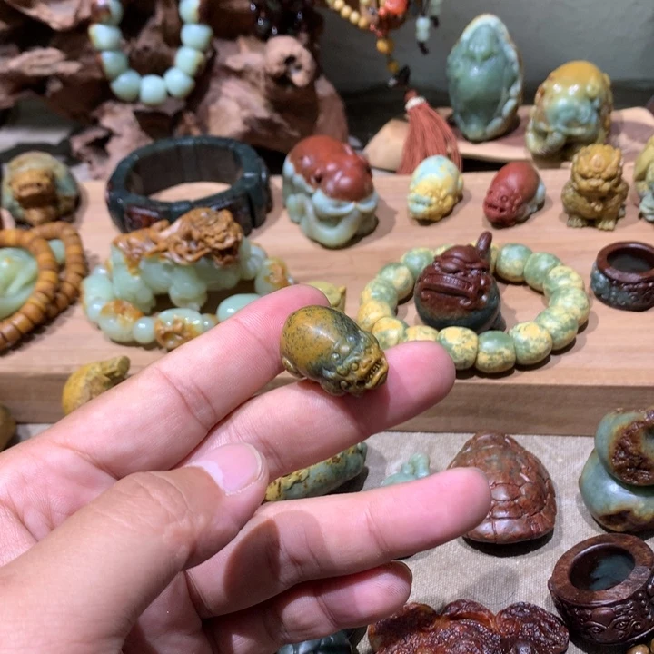 未镶嵌岫岩河磨玉（透闪石质玉）挂件