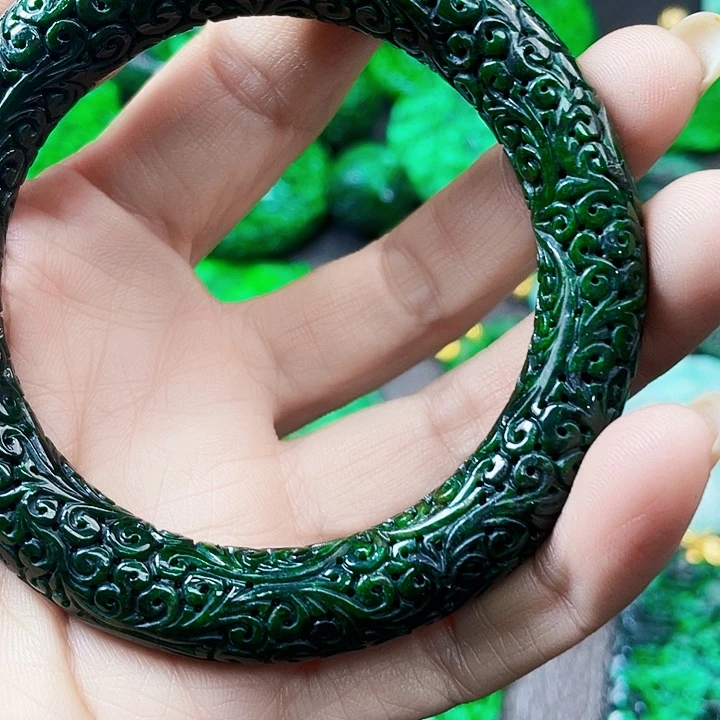 翡翠未镶嵌颈饰多样性