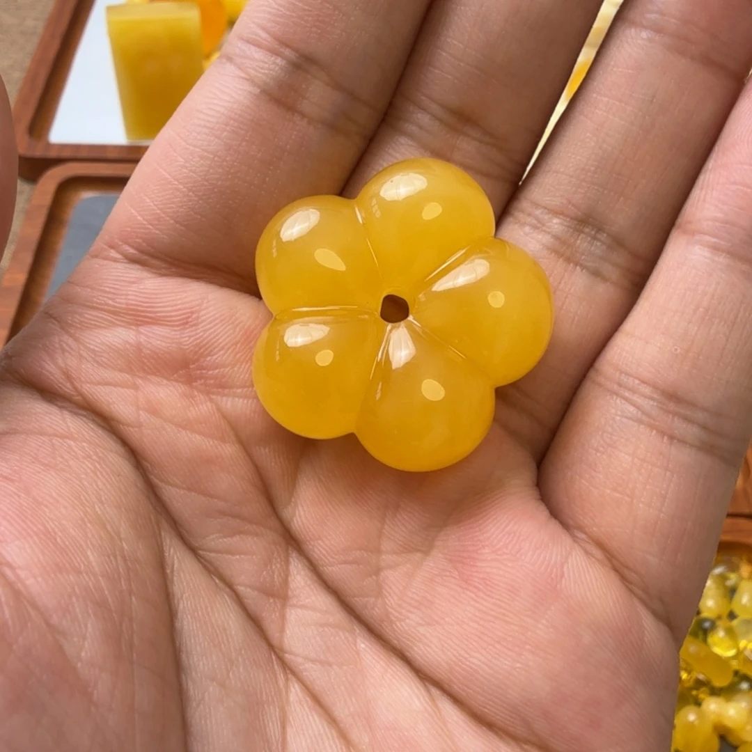 裸石琥珀未镶嵌花花