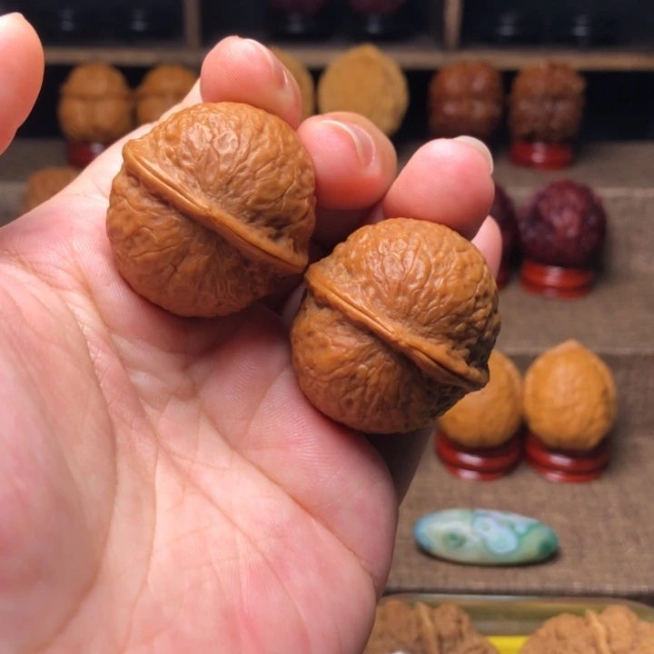 把件橄榄核14新核。小红蛇33+