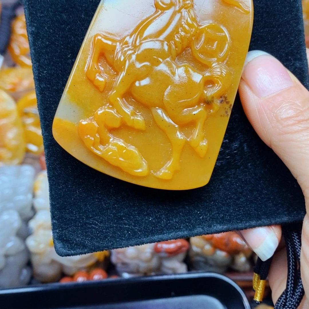 未镶嵌石英质玉（黄龙玉）颈饰