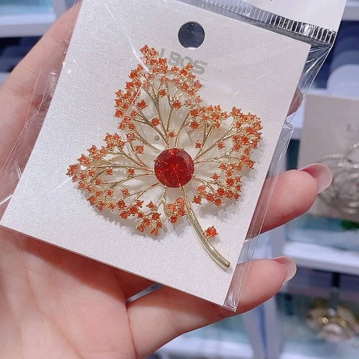锆石铜合金枫叶胸针