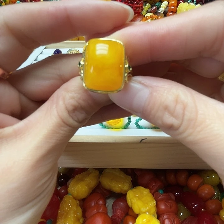 树脂制品2401鸡油黄方戒