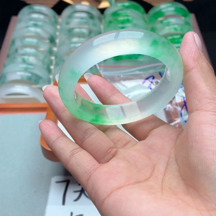 张***X石英质玉未镶嵌手镯