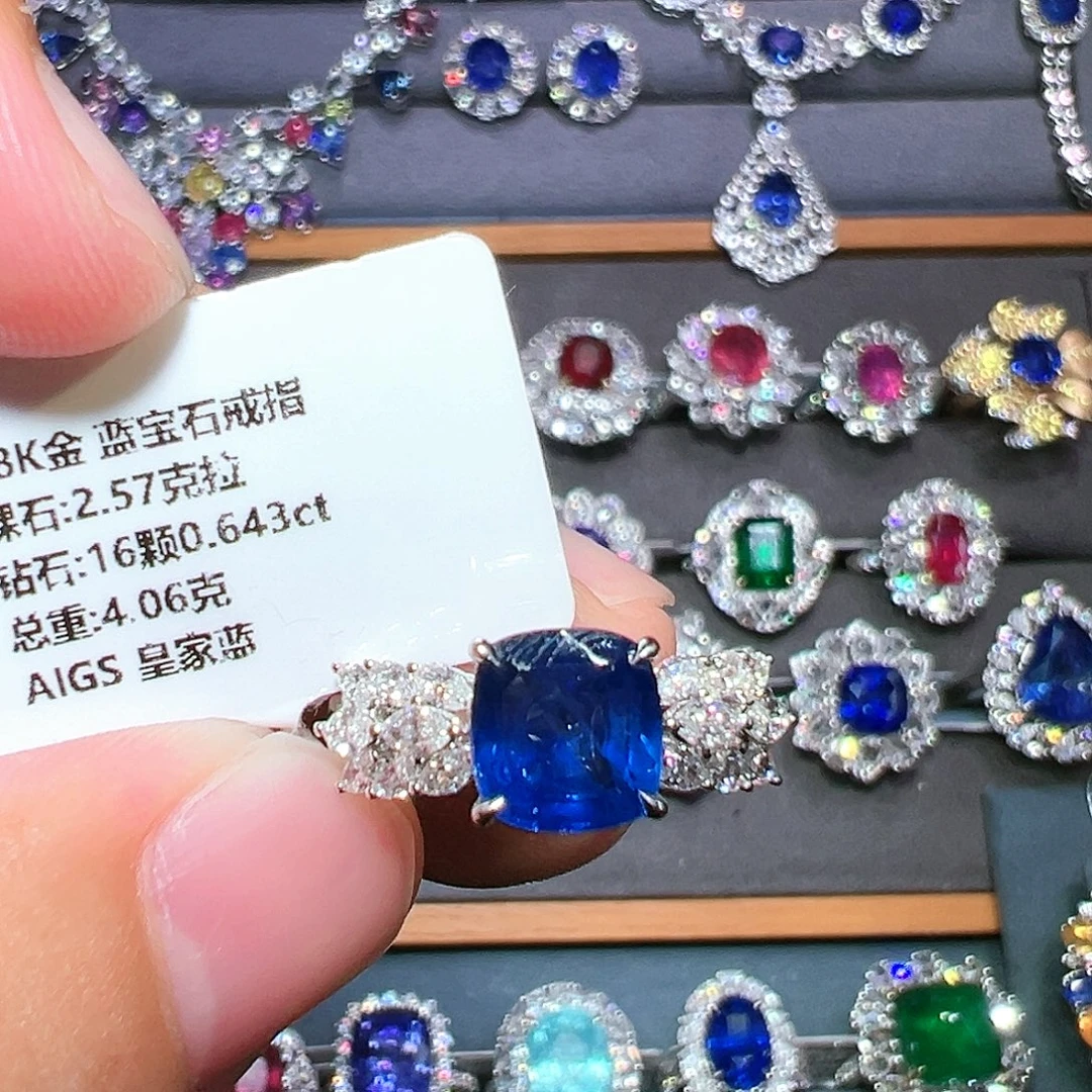 18K金镶嵌蓝宝石戒指