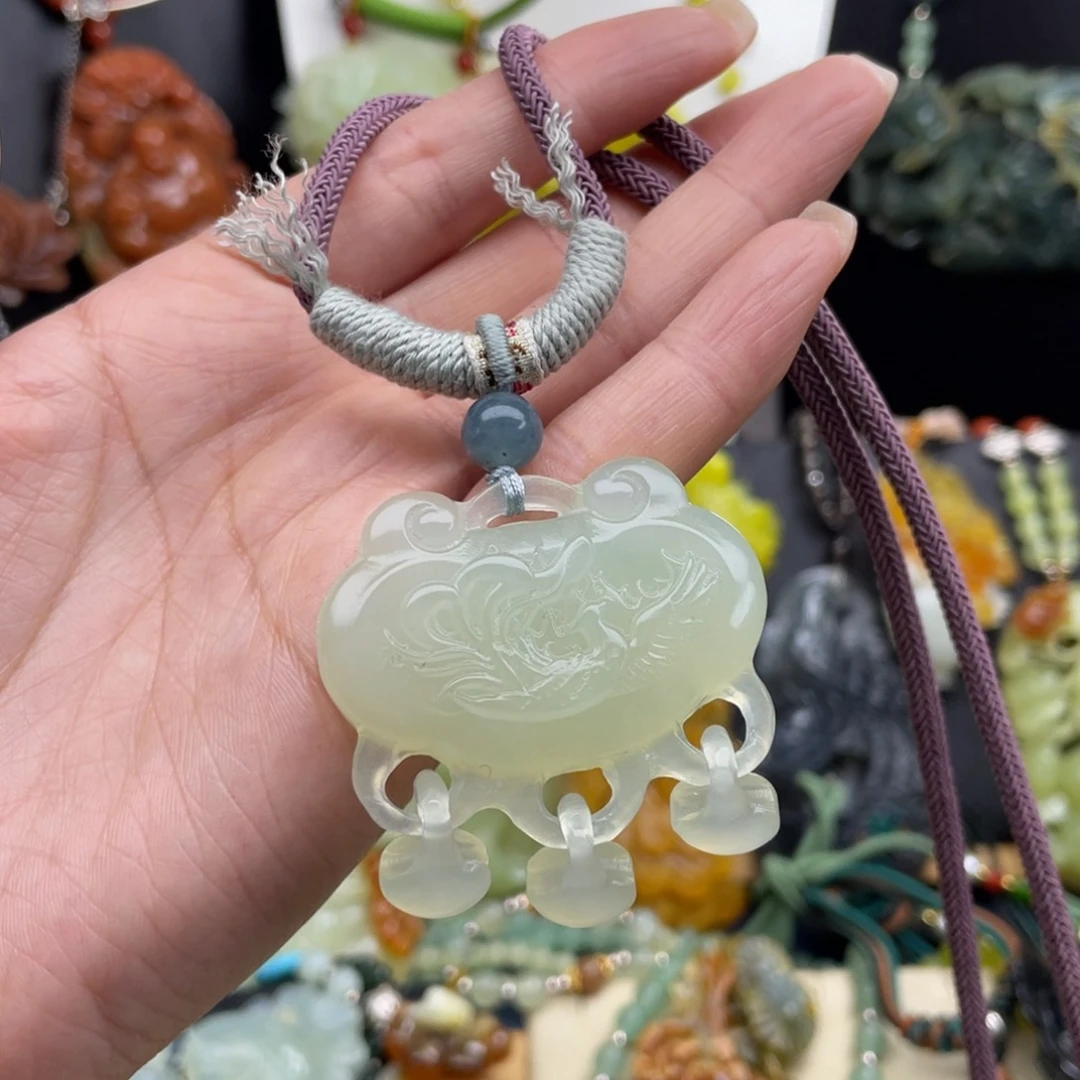 蛇纹石玉未镶嵌颈饰