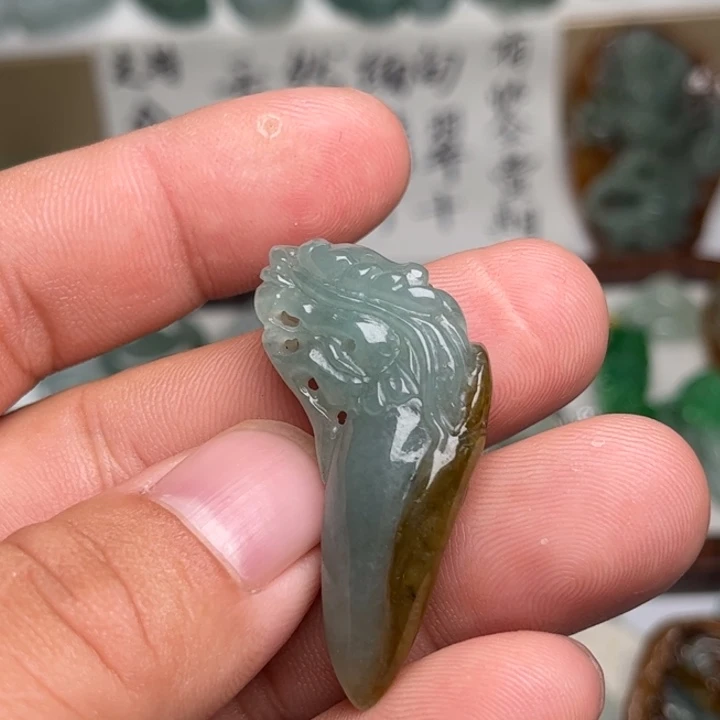 翡翠未镶嵌颈饰龙牙