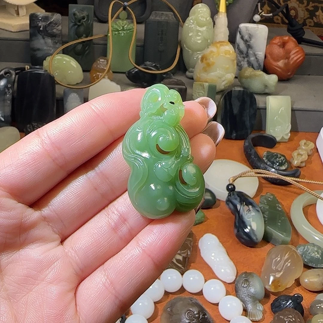 何***琨和田玉未镶嵌颈饰