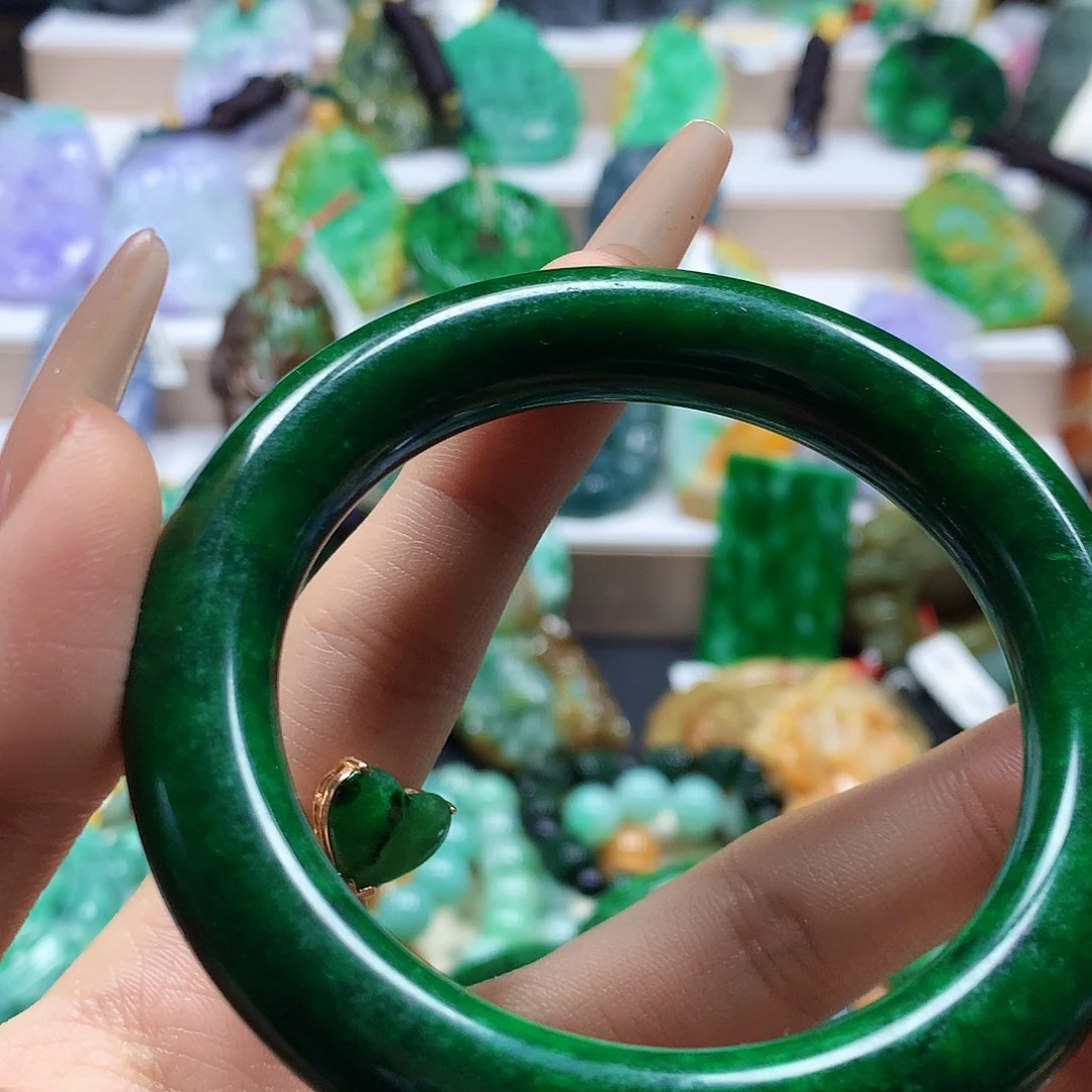 是***️翡翠未镶嵌颈饰天然翡翠