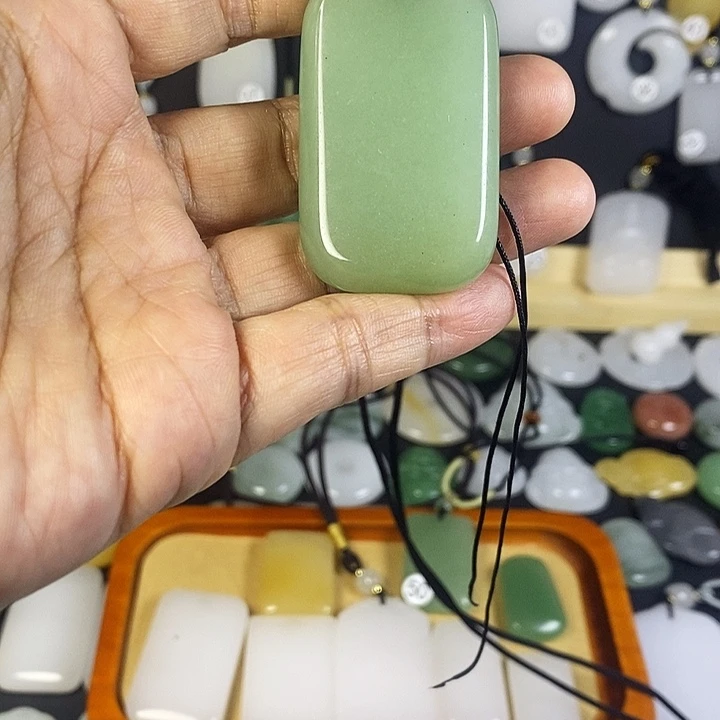 时***也石英质玉（金丝玉）未镶嵌颈饰