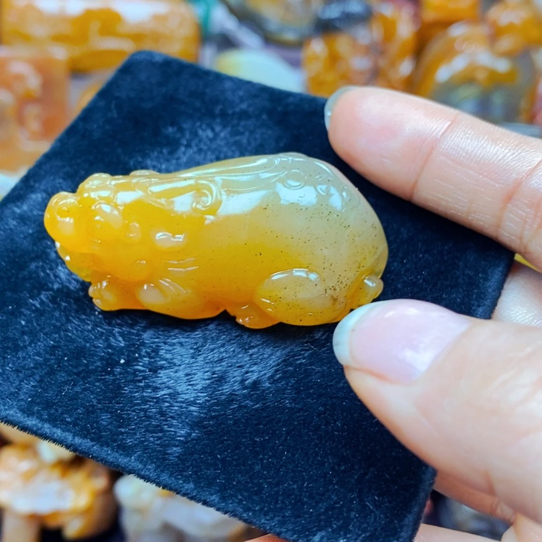 未镶嵌石英质玉（黄龙玉）颈饰