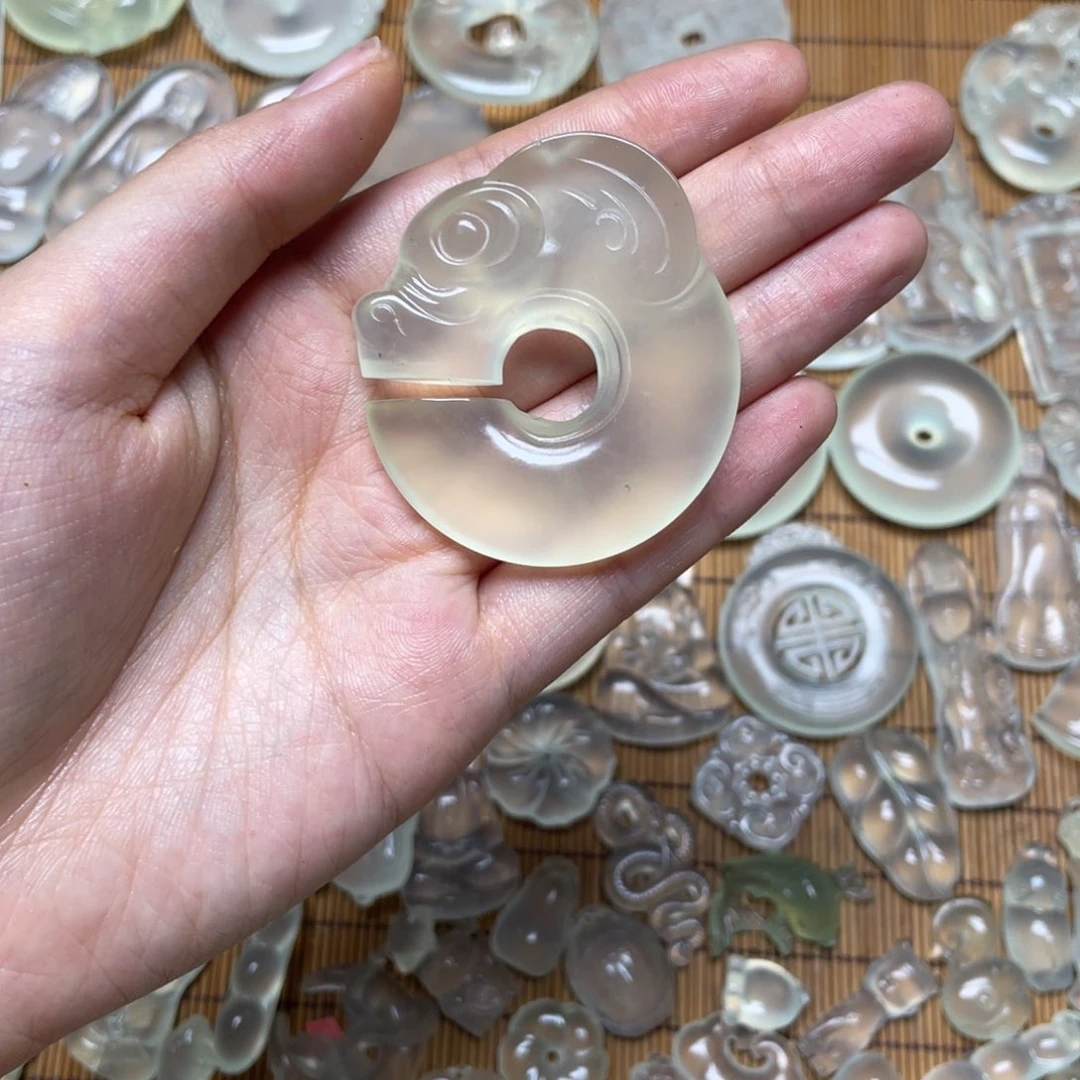 蛇纹石玉未镶嵌颈饰孟**六