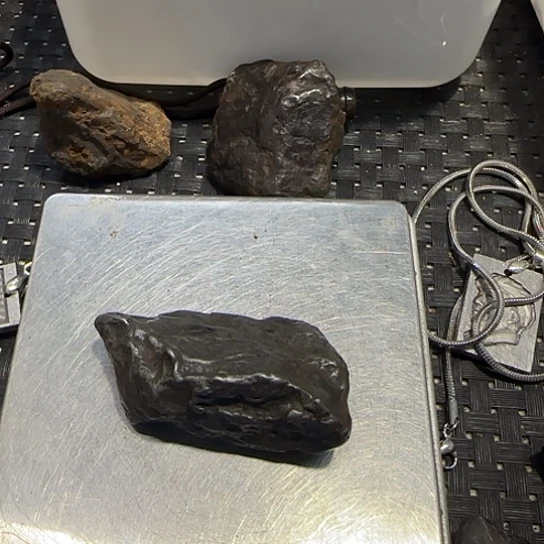 花岗石铁合金来自阿勒泰