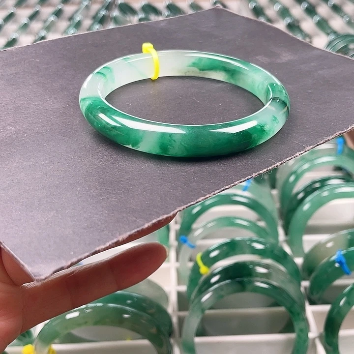 未镶嵌手镯石英质玉